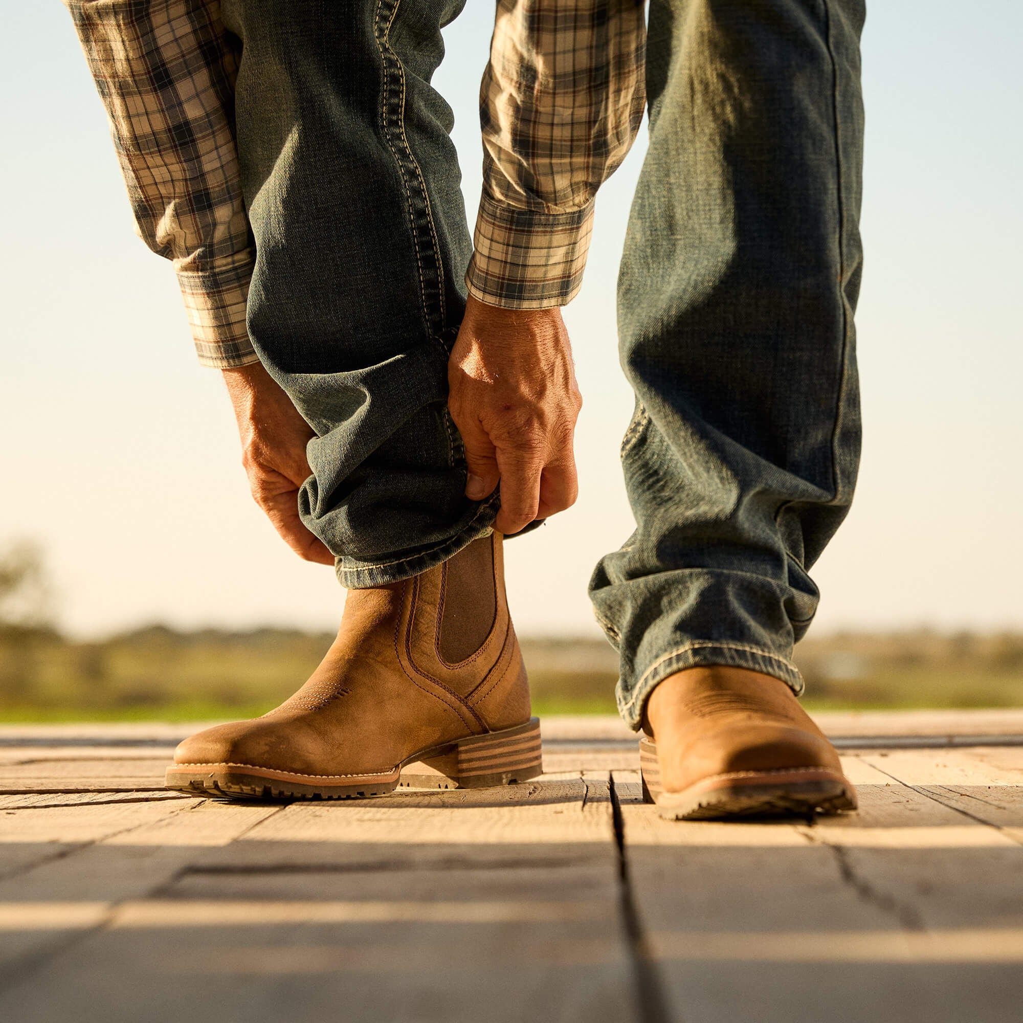 Hybrid Low Boy Wide Square Toe Chelsea Boot